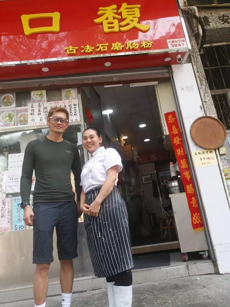丈夫早逝,單親媽獨扛家計,借錢賣腸粉養兩子,全靠周潤發幫宣傳!她感激:「發哥令我起死回生!」