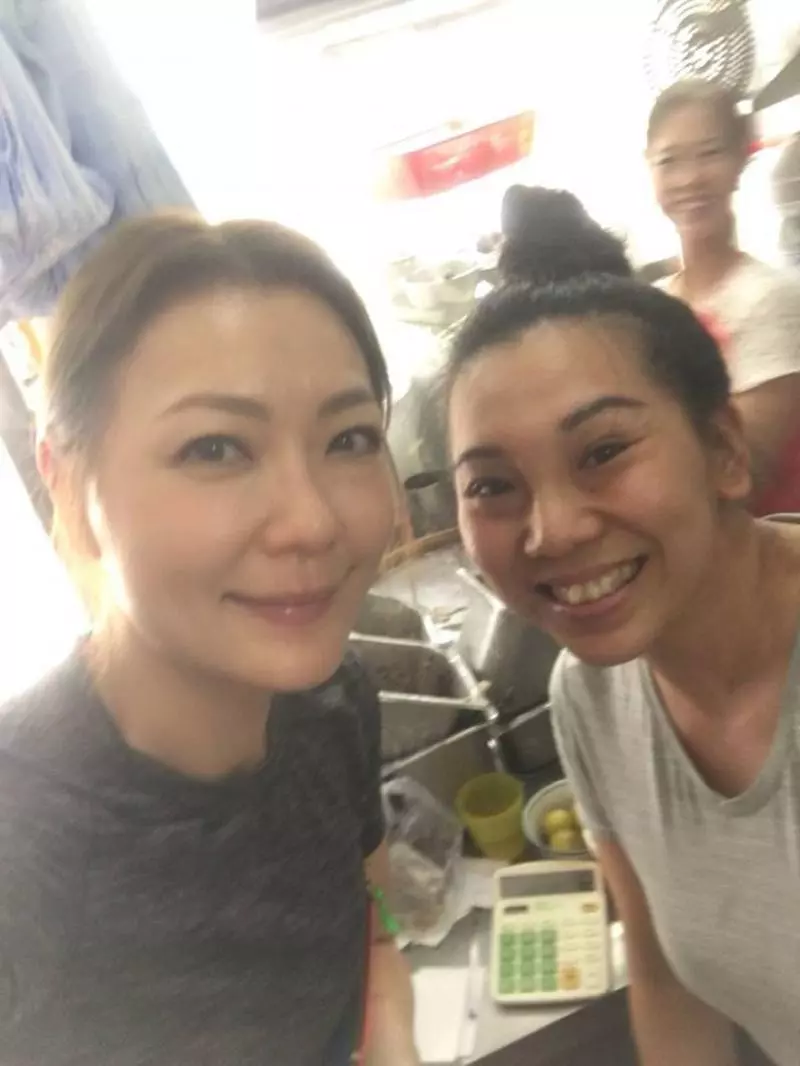 丈夫早逝,單親媽獨扛家計,借錢賣腸粉養兩子,全靠周潤發幫宣傳!她感激:「發哥令我起死回生!」