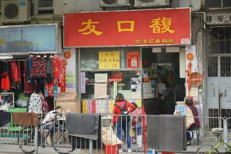 丈夫早逝,單親媽獨扛家計,借錢賣腸粉養兩子,全靠周潤發幫宣傳!她感激:「發哥令我起死回生!」