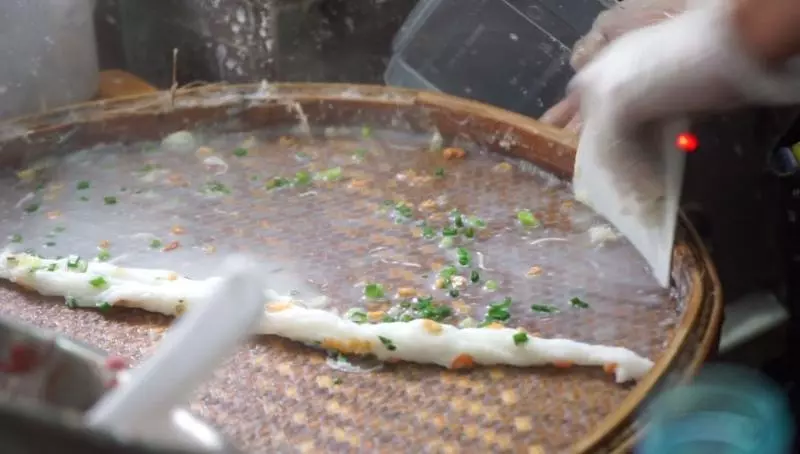丈夫早逝,單親媽獨扛家計,借錢賣腸粉養兩子,全靠周潤發幫宣傳!她感激:「發哥令我起死回生!」