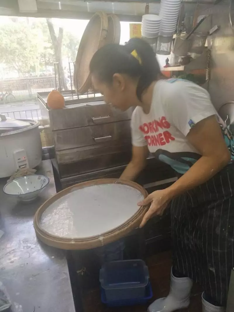 丈夫早逝,單親媽獨扛家計,借錢賣腸粉養兩子,全靠周潤發幫宣傳!她感激:「發哥令我起死回生!」