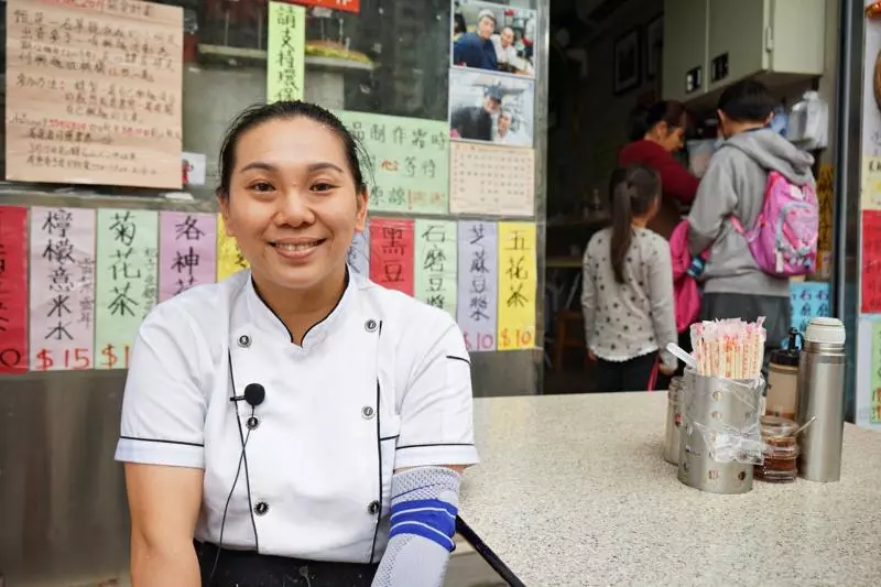丈夫早逝,單親媽獨扛家計,借錢賣腸粉養兩子,全靠周潤發幫宣傳!她感激:「發哥令我起死回生!」