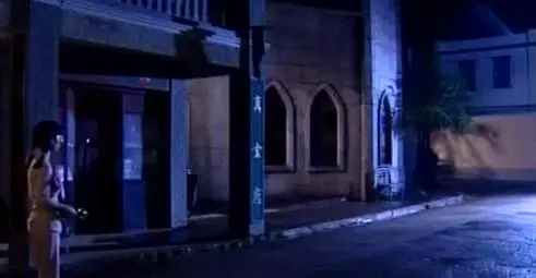 站夜哨有年輕正妹在賣肉粽 他咬一口發現「內餡全是蛆」學長搖頭:祂還沒放棄...
