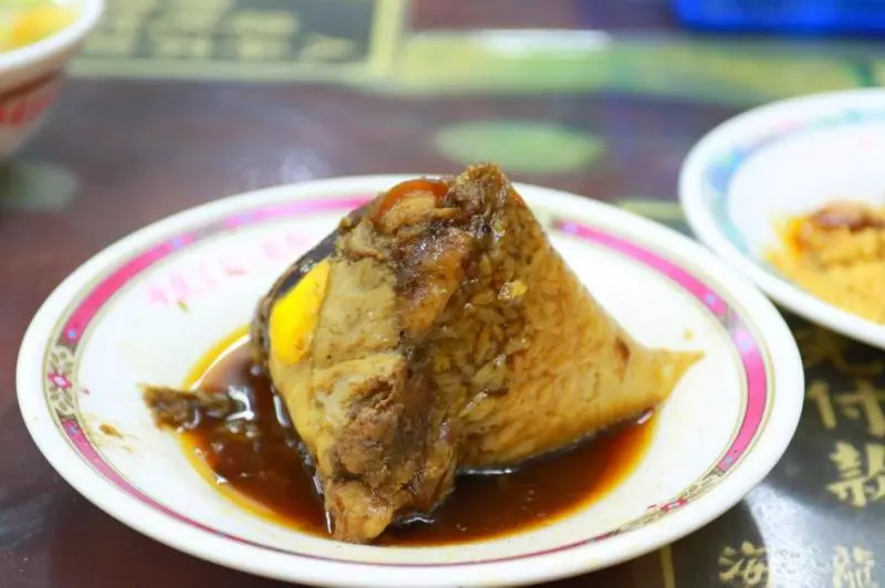 站夜哨有年輕正妹在賣肉粽 他咬一口發現「內餡全是蛆」學長搖頭:祂還沒放棄...