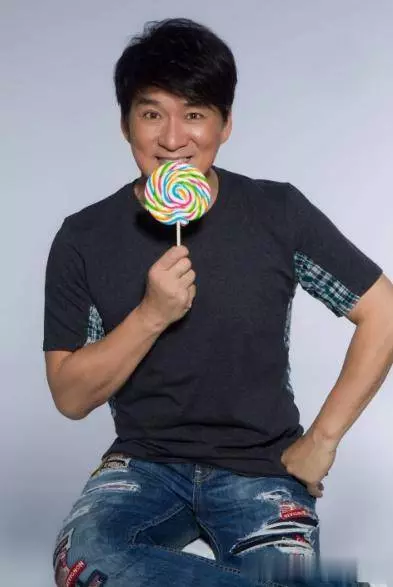 她追星把自己追成了天王嫂,新婚之夜睡只能地板,恩愛30年成模範夫妻!