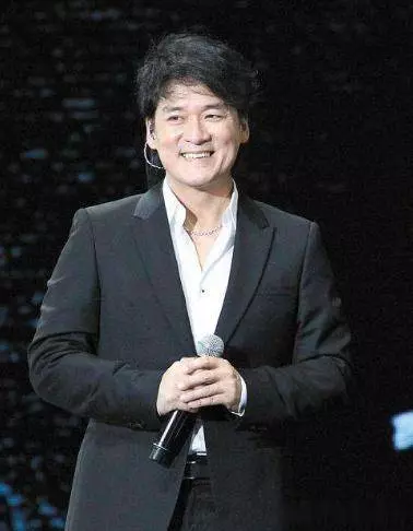 她追星把自己追成了天王嫂,新婚之夜睡只能地板,恩愛30年成模範夫妻!