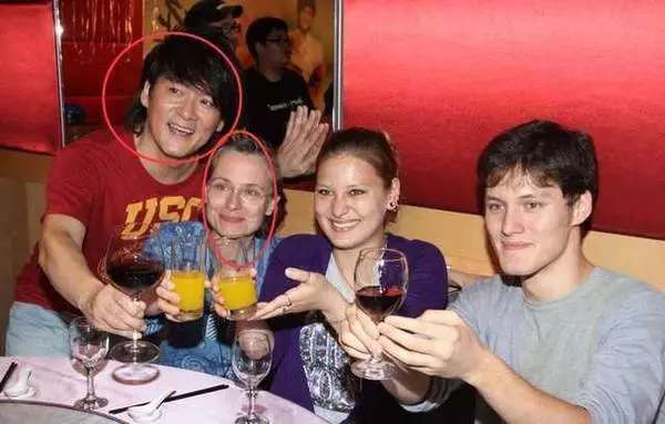 她追星把自己追成了天王嫂,新婚之夜睡只能地板,恩愛30年成模範夫妻!