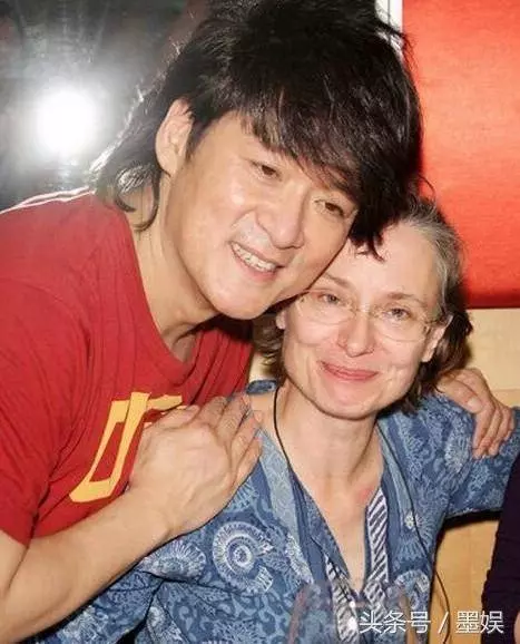 她追星把自己追成了天王嫂,新婚之夜睡只能地板,恩愛30年成模範夫妻!