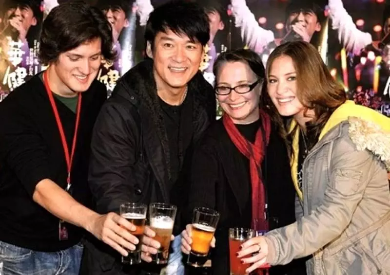 她追星把自己追成了天王嫂,新婚之夜睡只能地板,恩愛30年成模範夫妻!