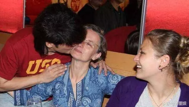 她追星把自己追成了天王嫂,新婚之夜睡只能地板,恩愛30年成模範夫妻!