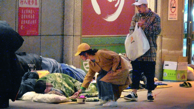 Lulu月薪破50萬卻堅持「省吃儉用」,音樂會結束後還同男友「送街友便當」!網推:善良的情侶!