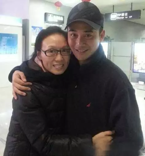 她大老公15歲「與婆婆差11歲」!無法生育忍痛「遞離婚協議書」 沒想到「換來這句話」淚崩相擁