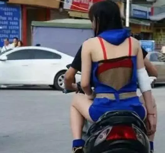 爆笑GIF圖:姑娘這帥氣的步伐,真是魔性十足呀!