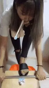 爆笑GIF圖:姑娘這帥氣的步伐,真是魔性十足呀!