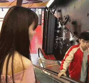 爆笑GIF圖:姑娘這帥氣的步伐,真是魔性十足呀!