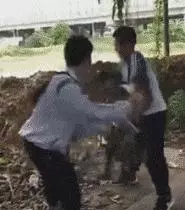 爆笑GIF圖:姑娘這帥氣的步伐,真是魔性十足呀!