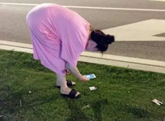 爆笑GIF圖:姑娘這帥氣的步伐,真是魔性十足呀!
