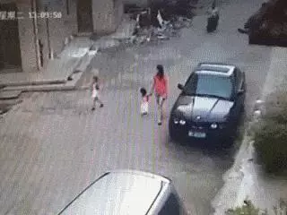 爆笑GIF圖:姑娘這帥氣的步伐,真是魔性十足呀!