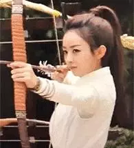 爆笑GIF圖:姑娘這帥氣的步伐,真是魔性十足呀!