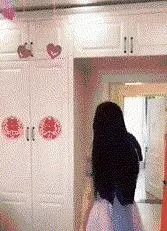 爆笑GIF圖:姑娘這帥氣的步伐,真是魔性十足呀!