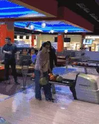 爆笑GIF圖:姑娘這帥氣的步伐,真是魔性十足呀!