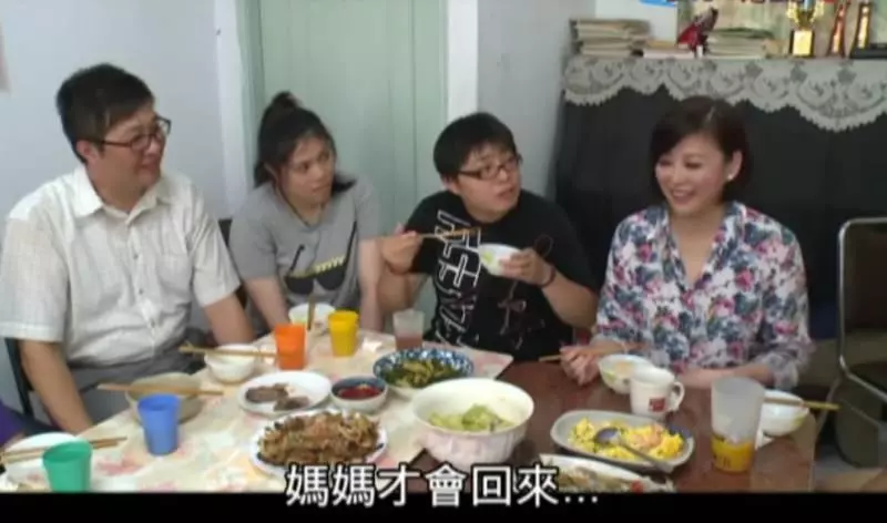 方馨當年「離婚扛家計揹3千萬債」撿片場剩便當吃 女兒:是不是我生病妳才回來