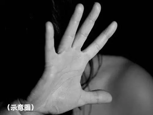 20歲台妹夜店喝到爛醉 被4男惡狼帶回家被輪流玩 !