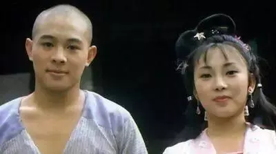 李連杰曝兩女兒近照,身材高挑,比媽媽利智還美!