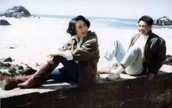 李連杰曝兩女兒近照,身材高挑,比媽媽利智還美!