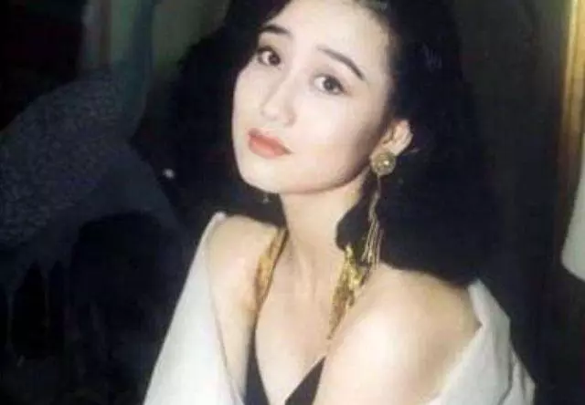 李連杰曝兩女兒近照,身材高挑,比媽媽利智還美!