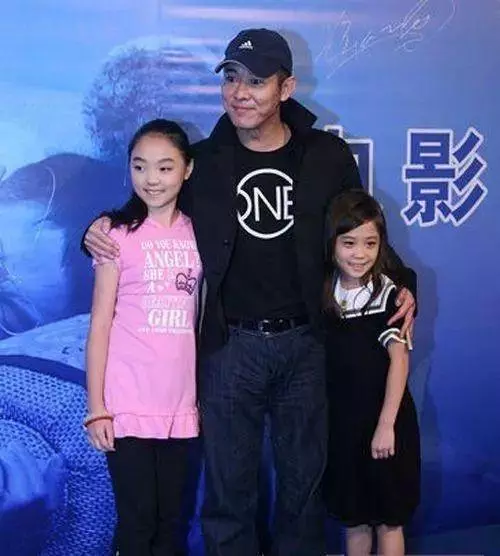 李連杰曝兩女兒近照,身材高挑,比媽媽利智還美!