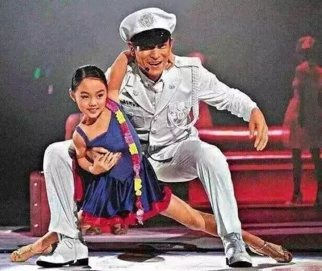 李連杰曝兩女兒近照,身材高挑,比媽媽利智還美!