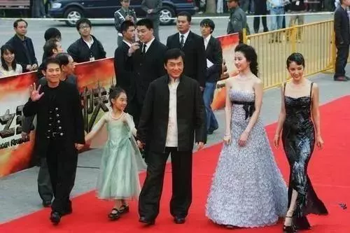 李連杰曝兩女兒近照,身材高挑,比媽媽利智還美!