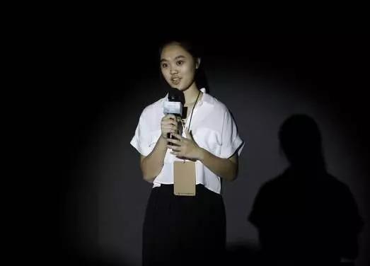 李連杰曝兩女兒近照,身材高挑,比媽媽利智還美!