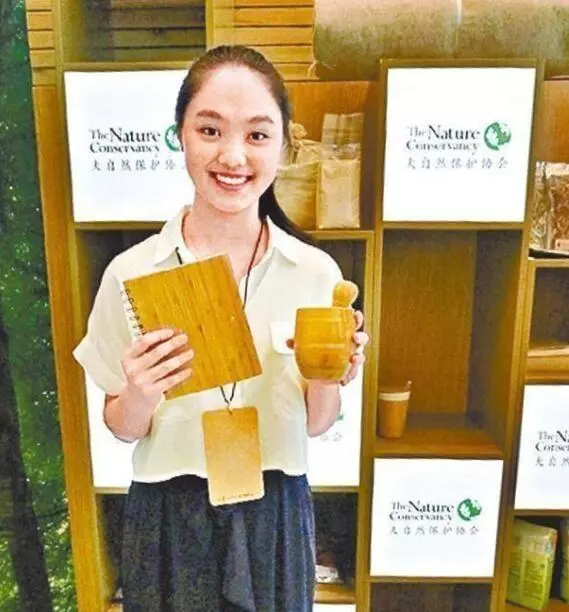 李連杰曝兩女兒近照,身材高挑,比媽媽利智還美!