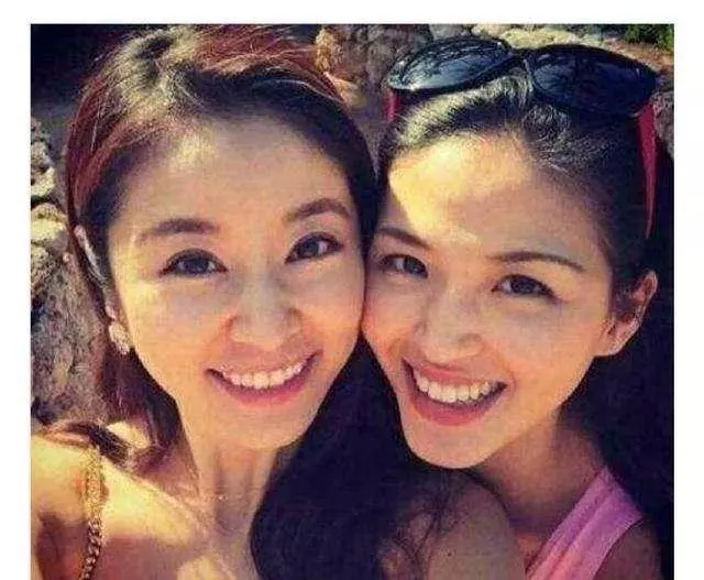 林心如小8歲妹妹曝光,是我們熟悉的她,網友:難怪一直不願公開!