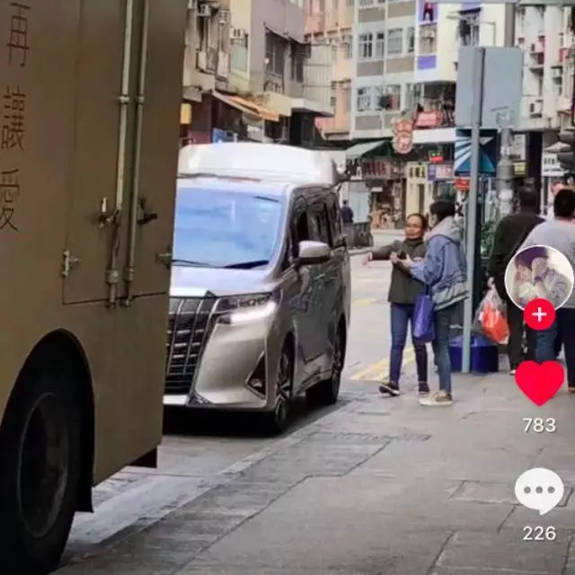 劉愷威媽媽帶孫女外出,小糯米一本正經地坐著,笑起來超像楊冪