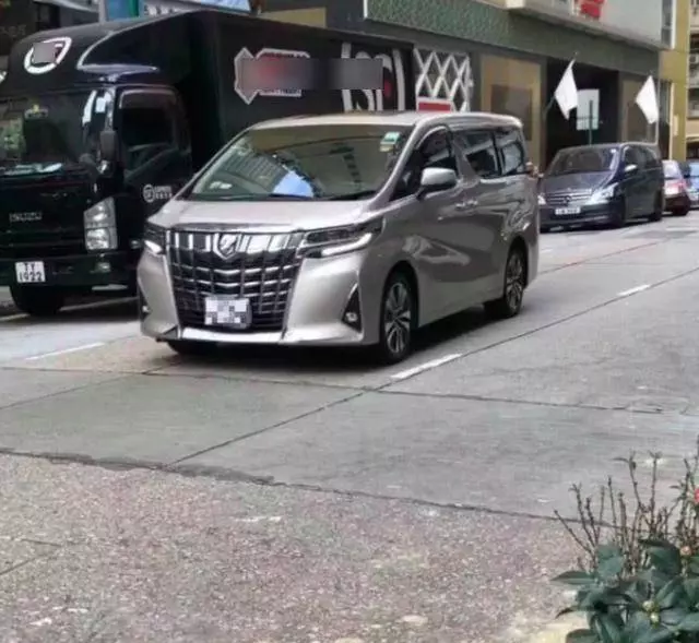 劉愷威媽媽帶孫女外出,小糯米一本正經地坐著,笑起來超像楊冪
