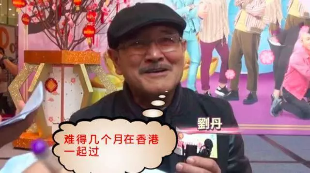 劉愷威媽媽帶孫女外出,小糯米一本正經地坐著,笑起來超像楊冪
