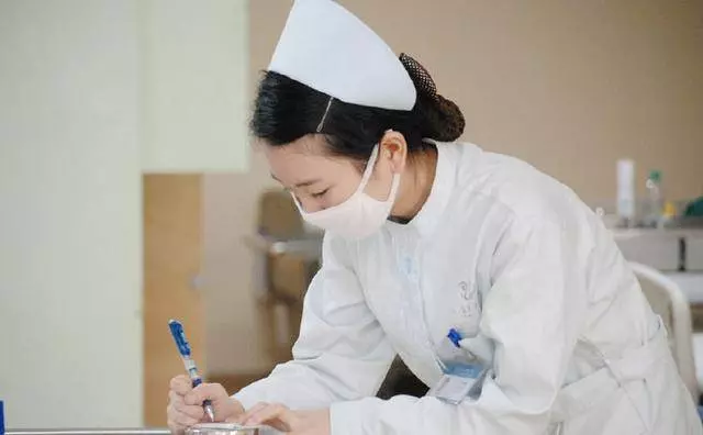 妻子生產一月後,肚子又大了起來,醫院檢查後,丈夫低下了頭