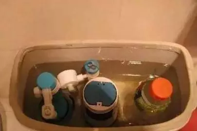 馬桶用一段時間就泛黃發臭,婆婆用一個笨方法,再不用天天刷馬桶!