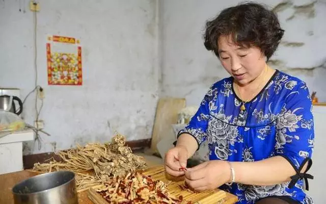 繼母兒子大婚,我出隨禮200,聽到繼母說的話,我拿10萬叫聲媽