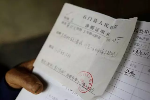 父親裝死女兒不聞不問,逢人就說養個白眼狼,碰女婿上墳才知真相