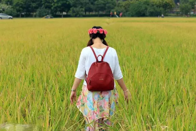 兒媳叫婆婆起床吃早餐,被門外公公的反應嚇哭,真相讓人憤怒