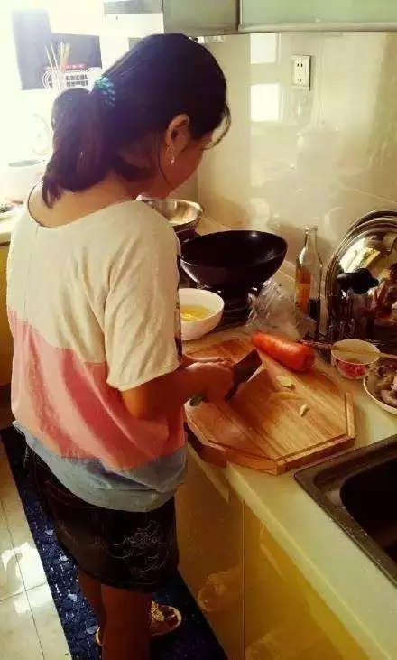 兒媳叫婆婆起床吃早餐,被門外公公的反應嚇哭,真相讓人憤怒