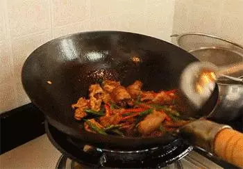 炒豬肉時,別只會加澱粉!牢記「3點」,保證鮮嫩爽滑,超入味