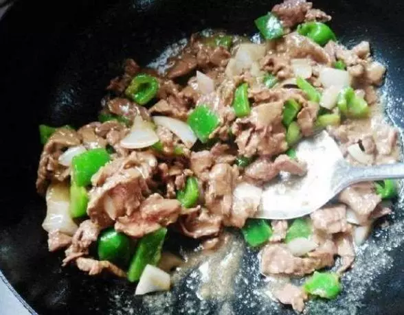 炒豬肉時,別只會加澱粉!牢記「3點」,保證鮮嫩爽滑,超入味