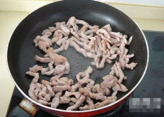 炒豬肉時,別只會加澱粉!牢記「3點」,保證鮮嫩爽滑,超入味