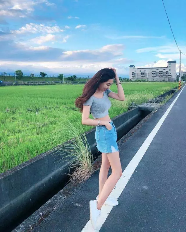 台灣「最正大學女老師」紅到國外!小黑裙下「像娃娃一樣的美腿」讓老外瘋狂:台灣人也太幸福