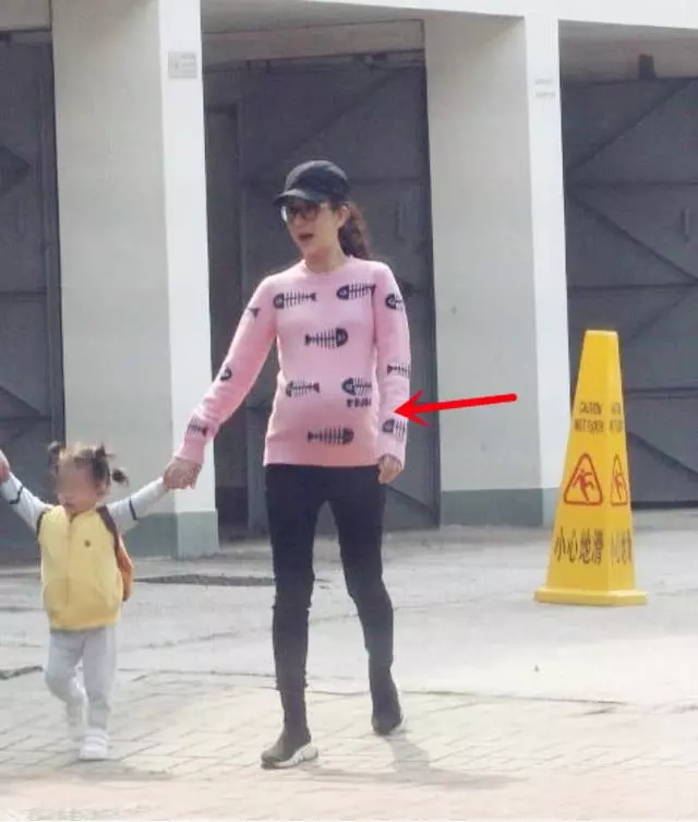「天王嫂」最新行蹤!方媛挺6月孕肚帶1歲女兒散步,Chantelle主動跟記者打招呼萌態十足!